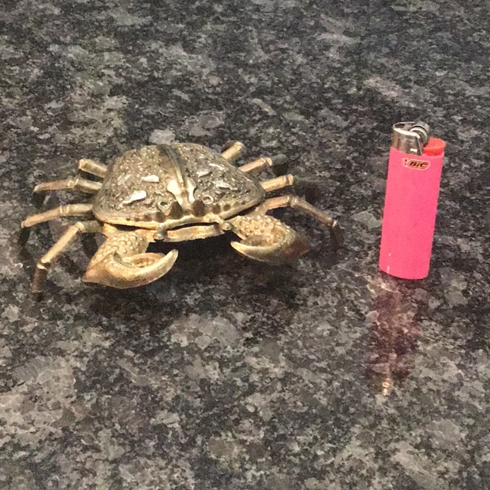 Patentado metal crab hinge ashtray